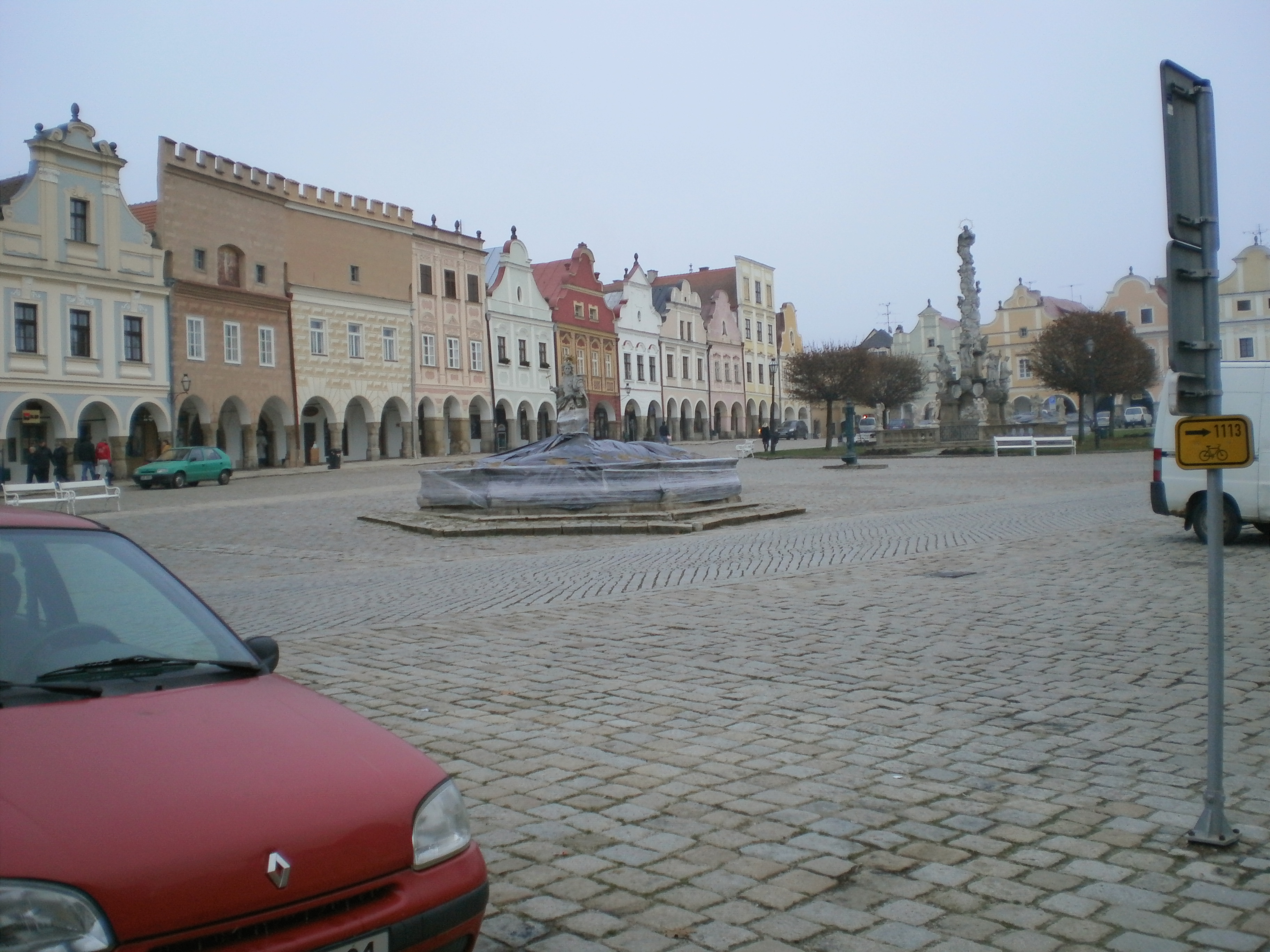 Až na dva turisty zelo náměstí prázdnotou.