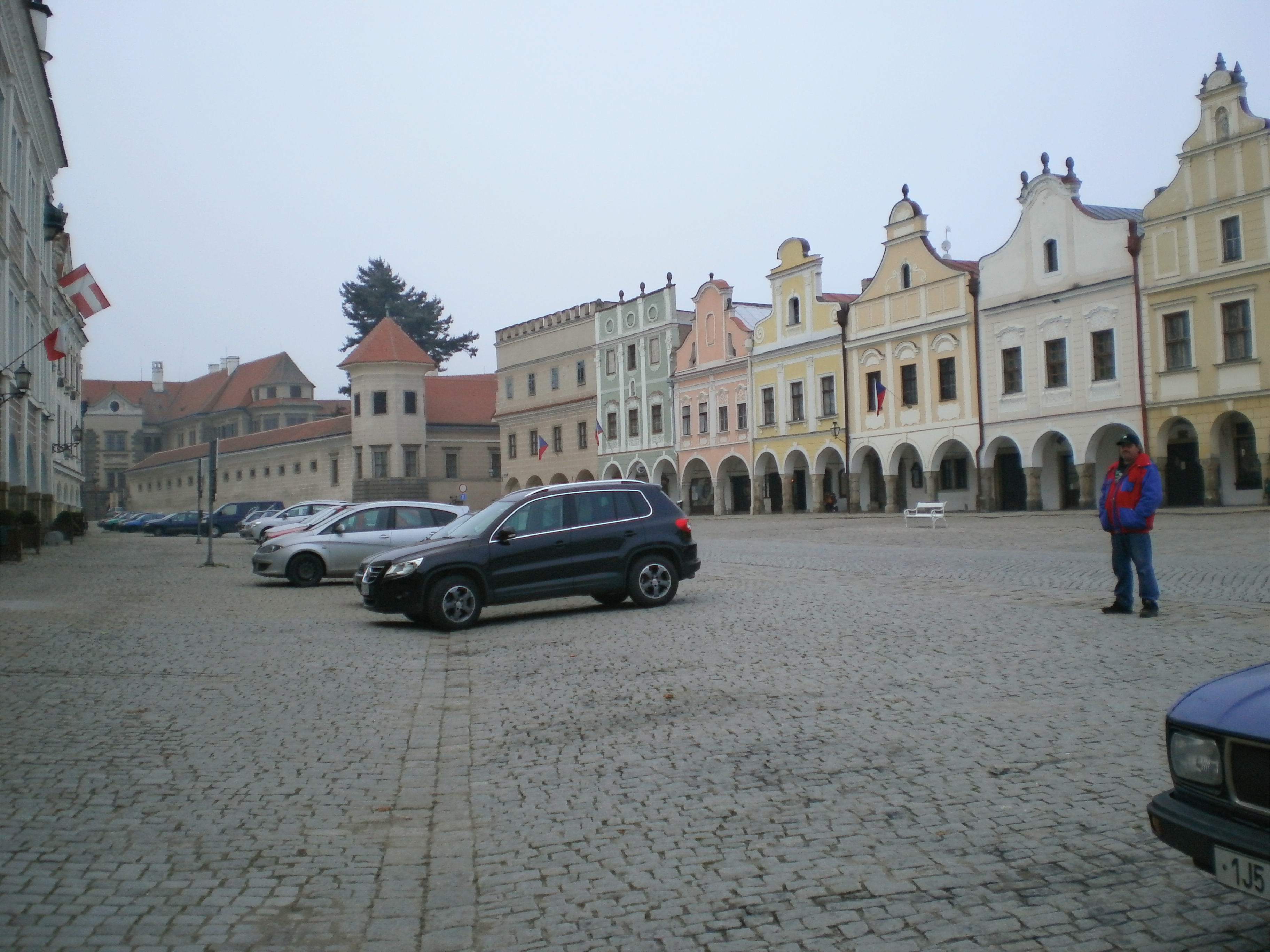Jen tenhle "strážce" nás stále podivně okukoval.